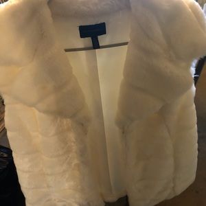 1930s inspired sleeveless pure fur coat.